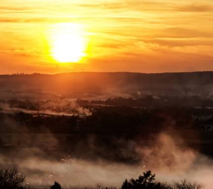S�o�ce zachodzi nad dolin� dym�w i mgie�
